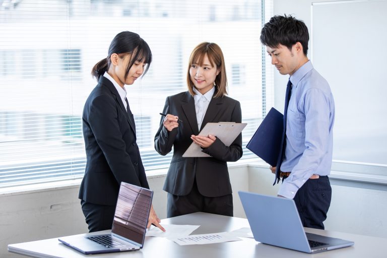 大公司 vs 小公司:哪种职业起点更适合你?i8z5onrmw5